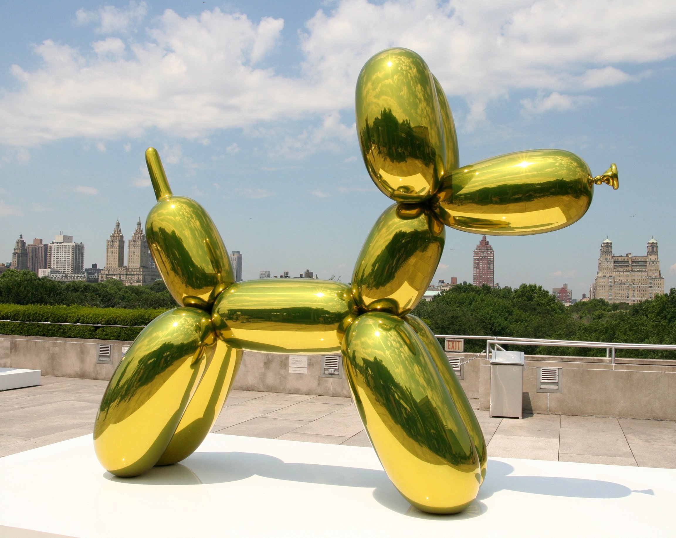 Jeff Koons, Balloon Dog: installation view with silver balloon, 1994-2001, transparent color coating, stainless steel, 320 x 380 x 120 cm (photo: Kim, © Jeff Koons)