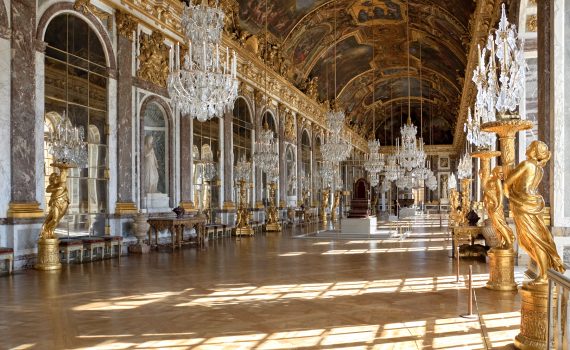Garden-facing windows parallel mirrors in the Galerie des glaces (Hall of Mirrors), Palace of Versailles (image: Wikimedia Commons, Myrabella CC BY-SA 3.0)