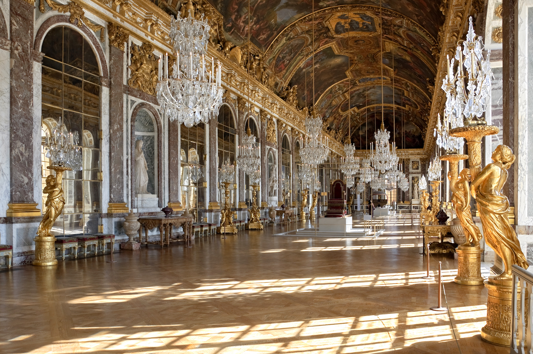 Garden-facing windows parallel mirrors in the Galerie des glaces (Hall of Mirrors), Palace of Versailles (image: Wikimedia Commons, Myrabella CC BY-SA 3.0)