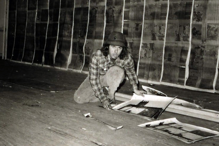 Gordon Matta-Clark at 112 Greene St, date unknown (Charles Denson, photographer. Cosmos Andrew Sarchiapone papers, Archives of American Art, Smithsonian Institution)