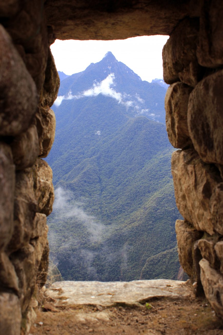 A window frames a view of the surrounding mountains, Machu Picchu (photo: Sarahh Scher, CC BY-NC-SA 4.0)