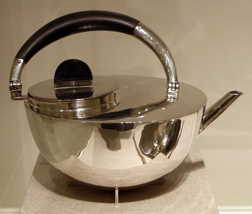 Marianne Brandt, Tea Pot, 1924, nickel silver and ebony (photo: Sailko, CC BY 3.0)