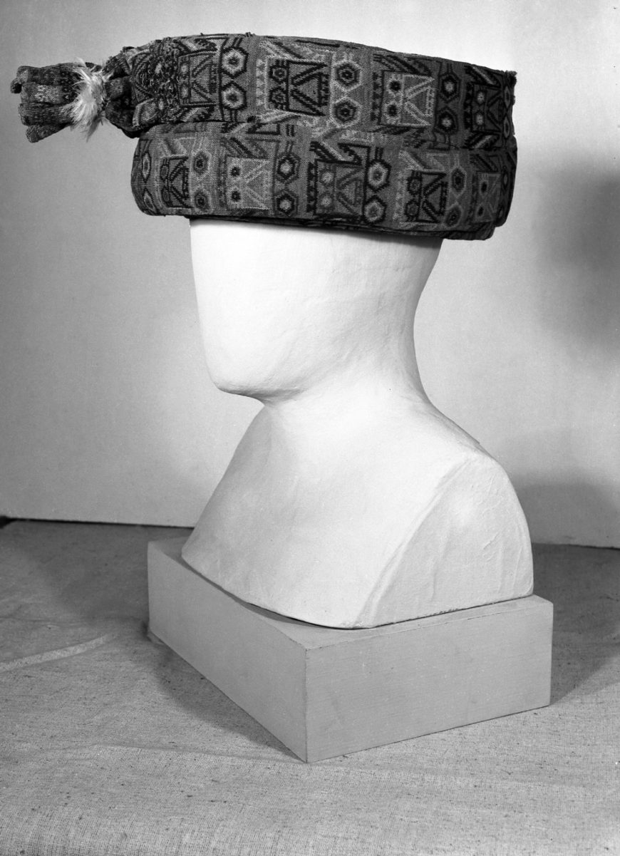 A mannequin displaying a Linear Style "turban" (Brooklyn Museum)