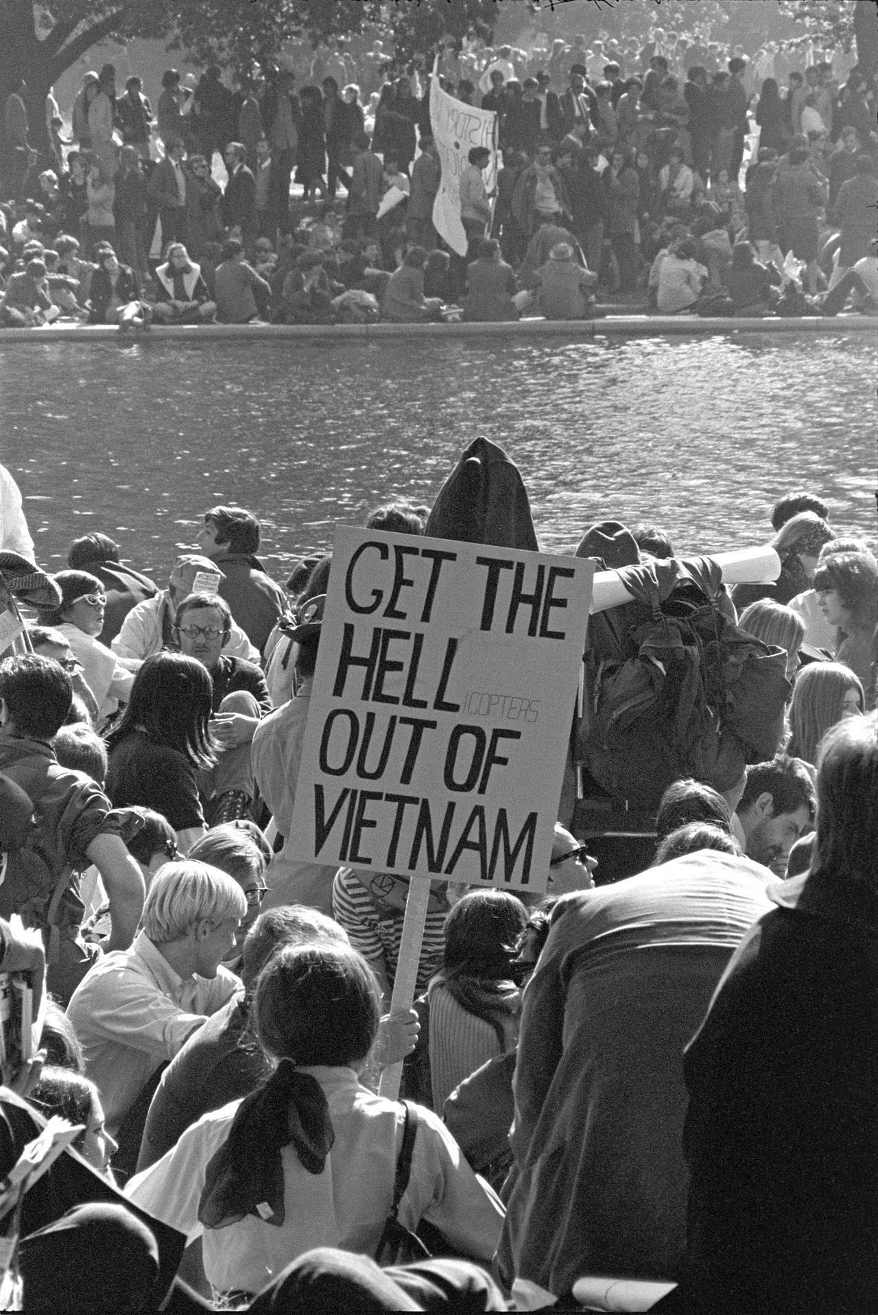Anti war protestors, 1967 (Lyndon B. Johnson Library and Museum)