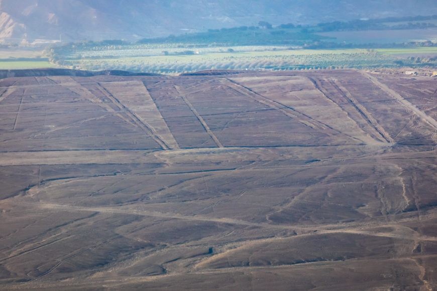 Geometric Nasca lines (photo: Diego Delso, CC BY-SA 4.0)