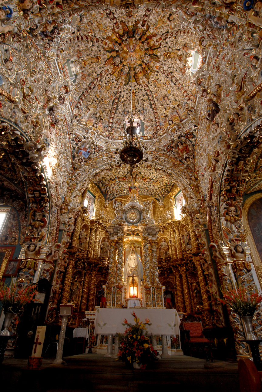 Interior de la Iglesia de Santa María Tonantzintla, Cholula, Puebla, México, siglo XVIII (foto: Photovicz, CC BY-SA-4.0)
