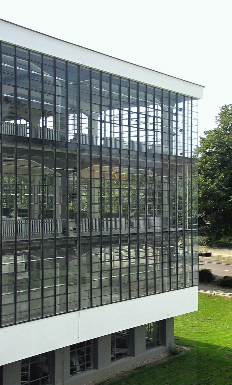Bauhaus Building, shop block with glass corner (photo: Hic et, CC BY-SA 3.0) 