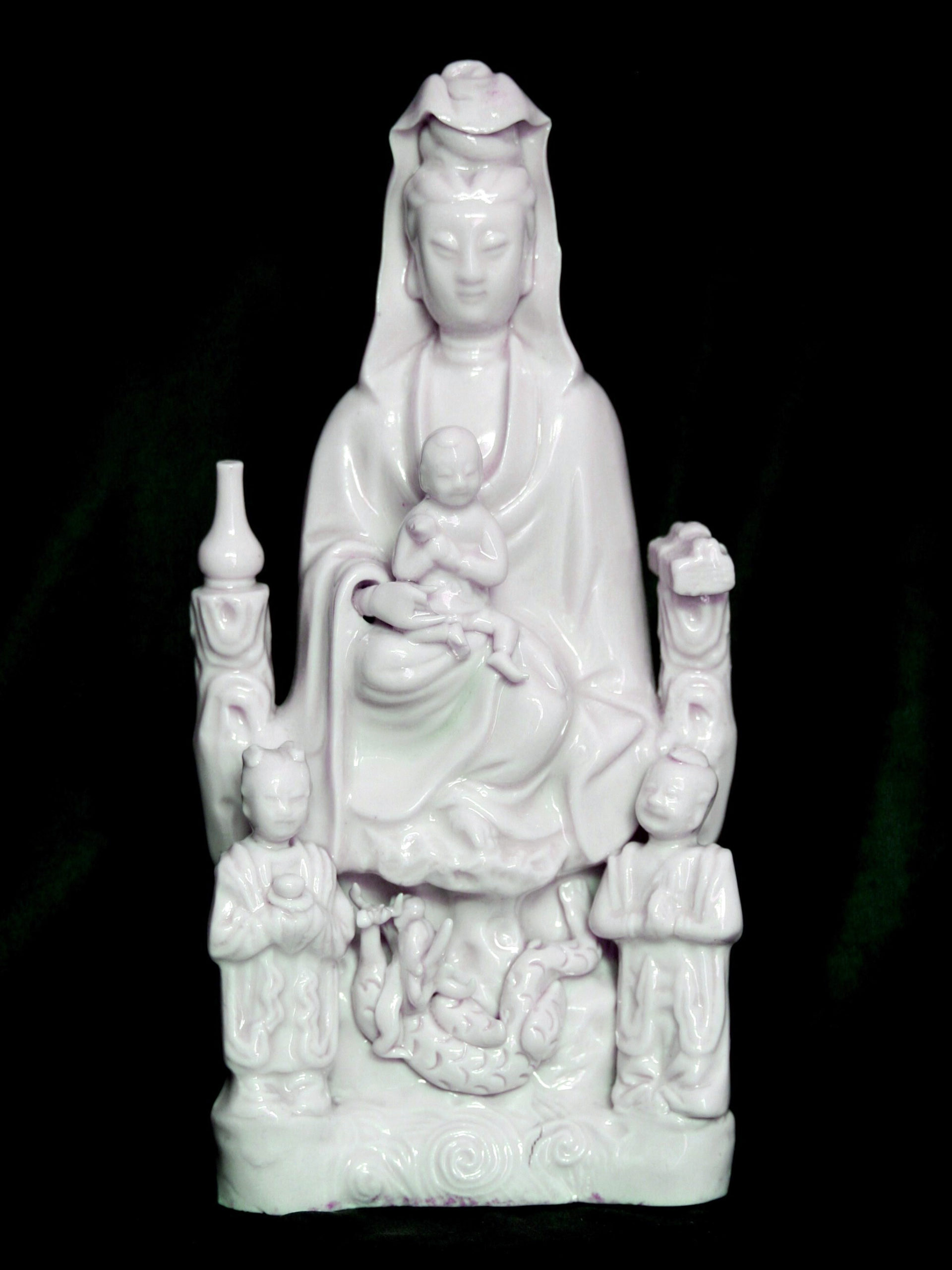 Maria-Kannon, Dehua porcelain from Fujian Province, China, imported to Japan for Christian veneration, Nantoyōsō Collection, Japan (Photo: Wikimedia Commons) 