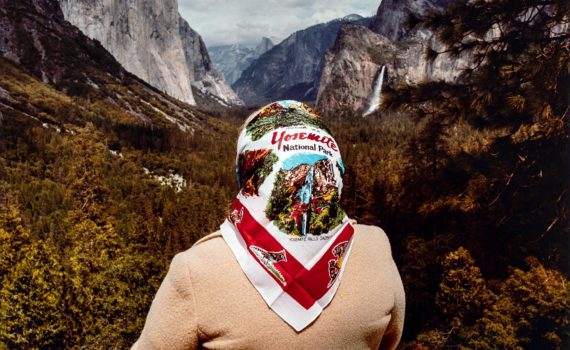 Roger Minick, Woman with Scarf at Inspiration Point, Yosemite National Park (Sightseer series), 1980, dye coupler print, 38.1 x 43.18 cm, ©Roger Minick (Los Angeles County Museum of Art)