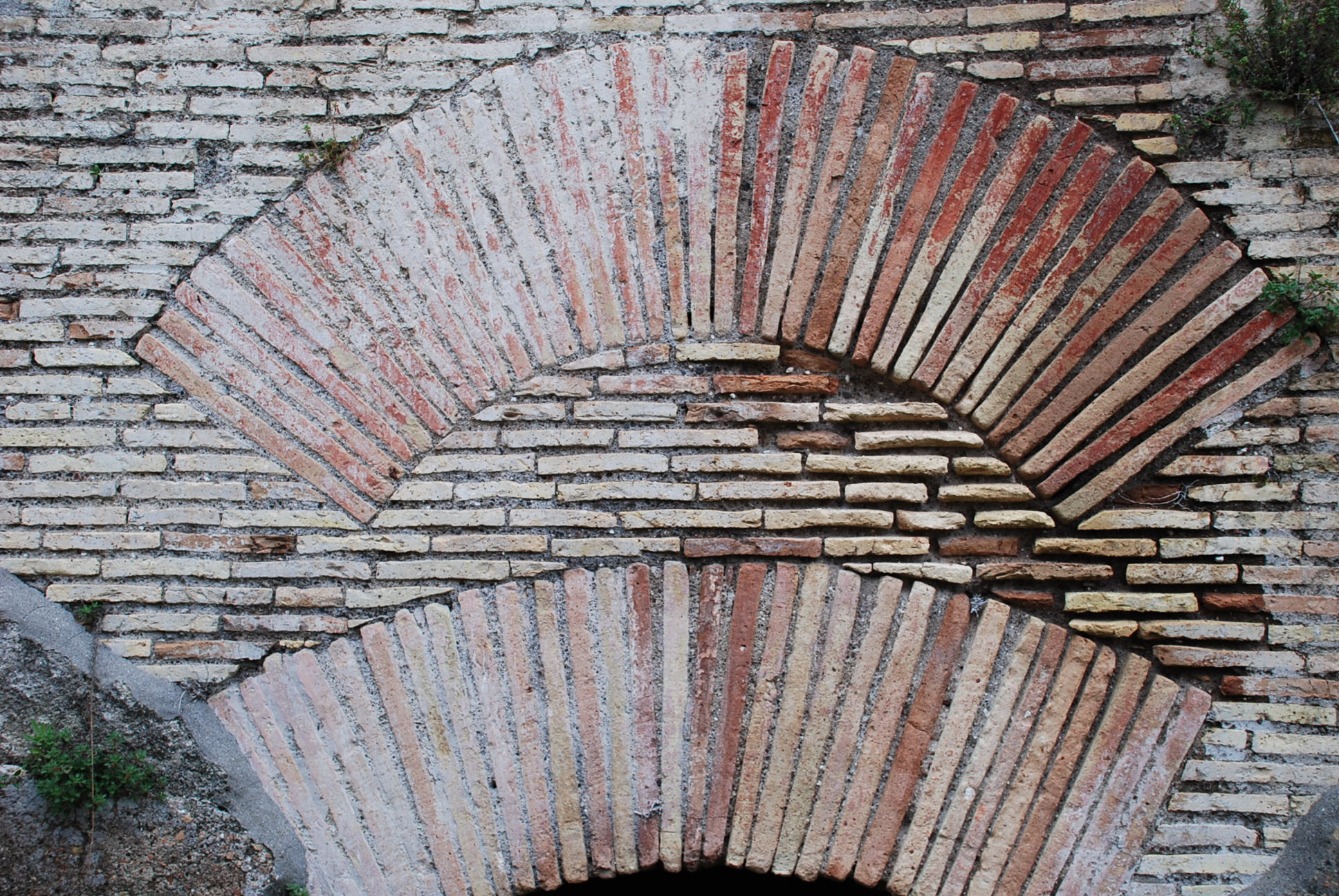 Ostia Antica: example of opus latericium (photo: Camelia.boban, CC BY-SA 3.0)