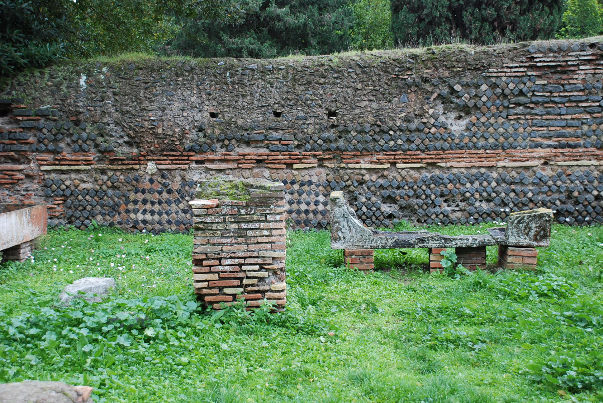 Ostia Antica: example of opus vittatum (photo: Camelia.boban, CC BY-SA 3.0) 