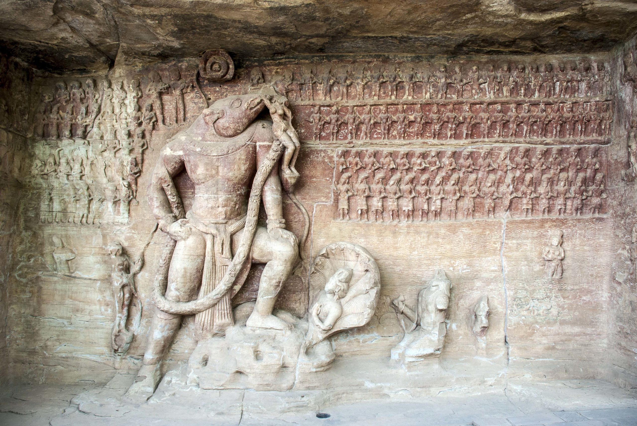 Panel Varaha, cueva número 5, siglo V C.E., cuevas excavadas en la roca Udaigiri, Madhya Pradesh (dominio público)