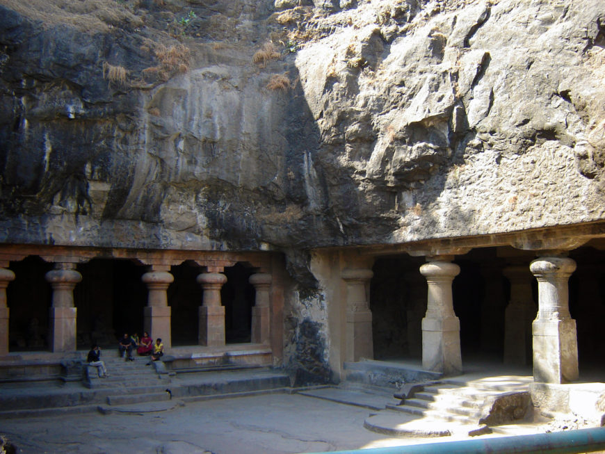 Eastern entrance, Elephanta Cave of Shiva, c. 6th century C.E. Gharapuri island (photo: Elidioo, CC BY-SA 4.0)