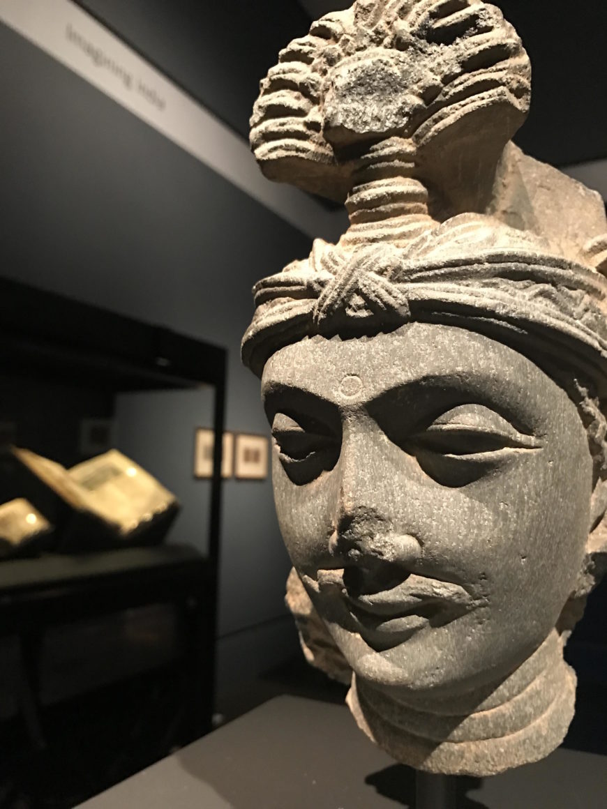 Cabeza de un Bodhisattva, siglo III, hecho en Gandhara. Esquisto, de 9 in. de altura. El Museo J. Paul Getty, Regalo del Dr. Sidney e Ille Port, 83.AJ.390