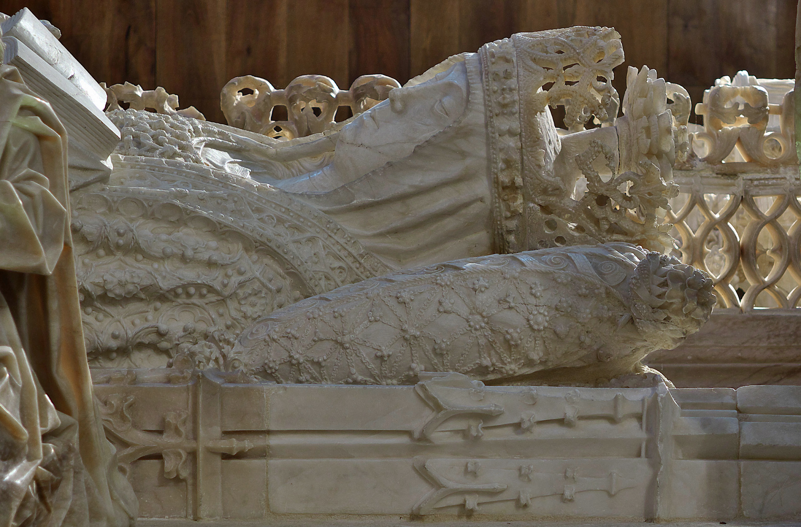  Gil de Siloe, The Tomb of Juan II of Castile and Isabel of Portugal, detail of Isabel of Portugal, 1489-93, alabaster (photo: Jose Luis Filpo Cabana, CC BY 3.0)