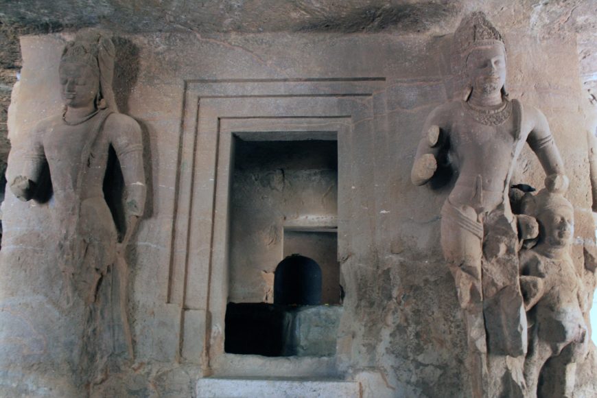 The linga and the shrine’s guardians, Elephanta Cave of Shiva, c. 6th century C.E. Gharapuri island (photo: Ricardo Martins, CC BY-2.0)