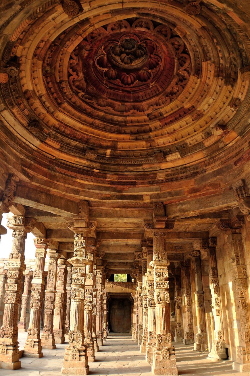 Una vista de un techo de templo (construido en la técnica de poste y dintel y ménsula) y pilares en la pasarela con columnas de la mezquita Qutb, iniciado c. 1192, complejo arqueológico de Qutb, Delhi (foto: Divya Gupta, CC BY-SA 3.0).