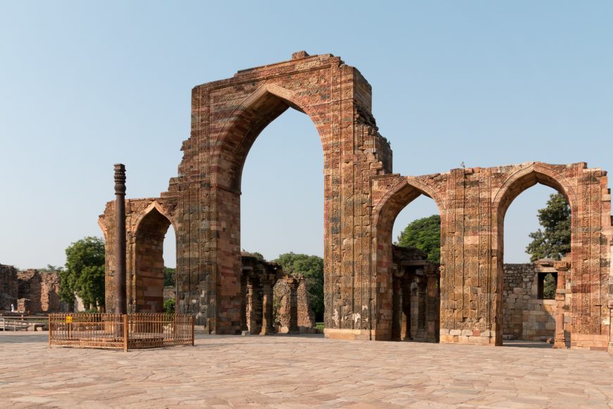 Patio de la mezquita Qutb, iniciado c. 1192, complejo arqueológico Qutb, Delhi (foto: Daniel Villafruela, CC BY-SA 3.0). Aquí se ve un pilar de hierro del siglo IV al V y la pantalla de piedra del siglo XII y la sala de oración construida por Qutb al-Din Aibak.