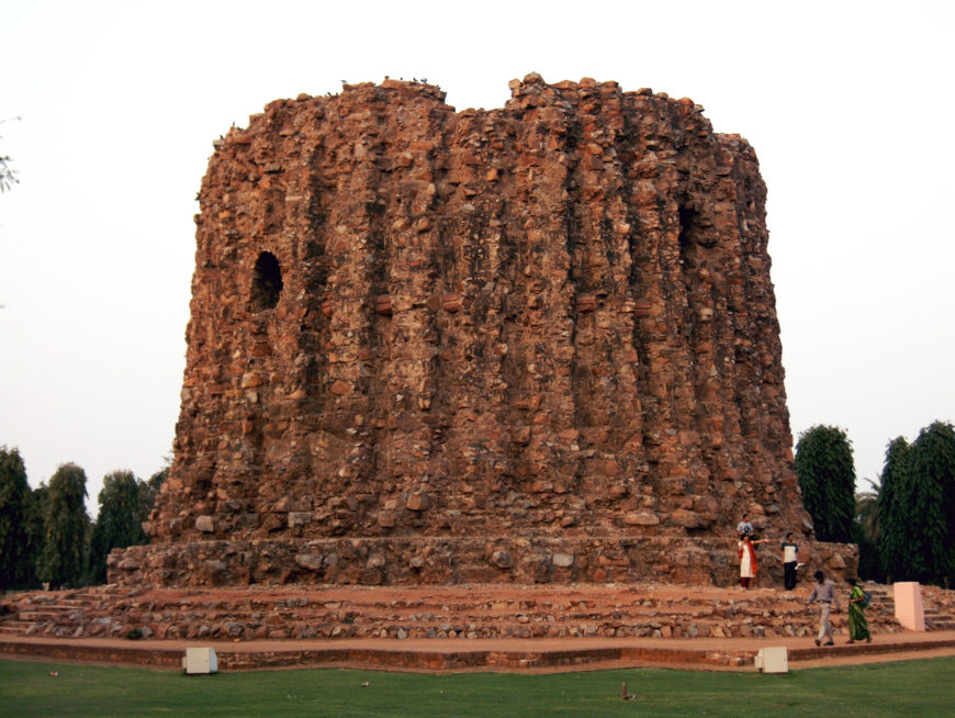 Alai Minar, c. 1311, Qutb archaeological complex, Delhi (photo: Kavaiyan, CC BY-SA 2.0)
