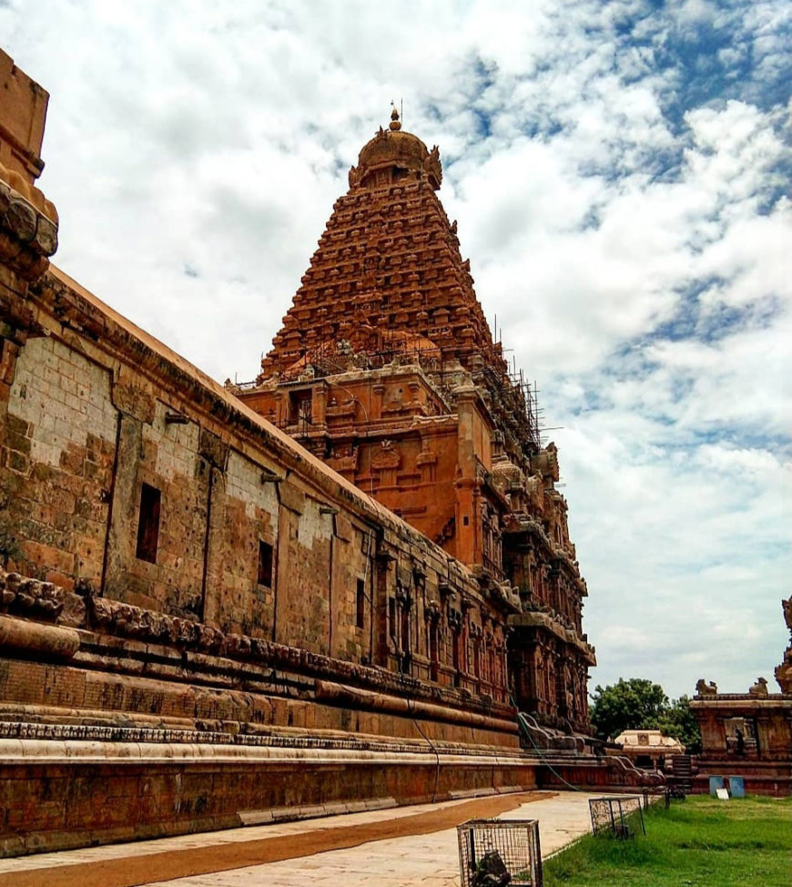Vimana, Rajajesvara temple complex, c. 1004–1010, Chola period, Tanjavur, Tamil Nadu (photo: Gayathriveluri, CC BY-SA 4.0)