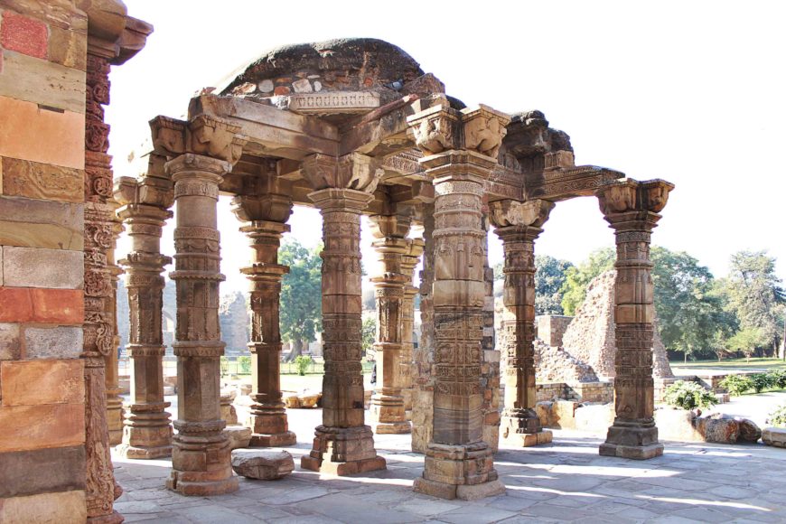 The prayer hall west of the screen has lost most of its components and the original mihrab (the niche that marks the direction of Mecca) no longer survives. Qutb mosque, c. 1192-3, Qutb archaeological complex, Delhi (photo: Ronakshah1990, CC BY-SA 4.0).