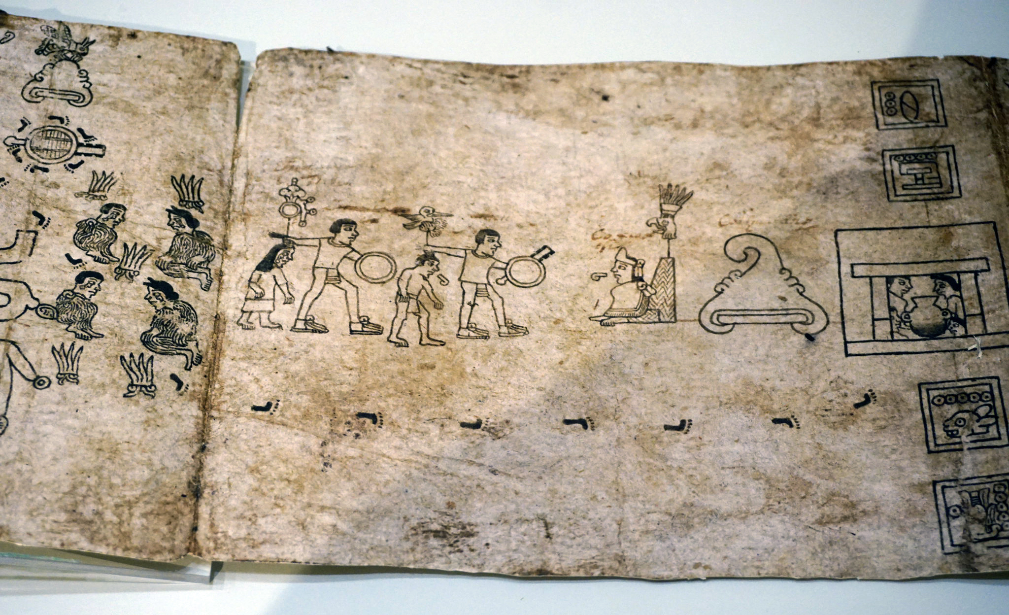 Codex Boturini, early 16th century, 19.8 x 549 centimeters (single pages are 19.8 x 25.4 centimeters), ink on amatl paper, Viceroyalty of New Spain (Museo Nacional de Antropología, Mexico City, Photo: xiroro, CC BY-NC-ND 2.0)