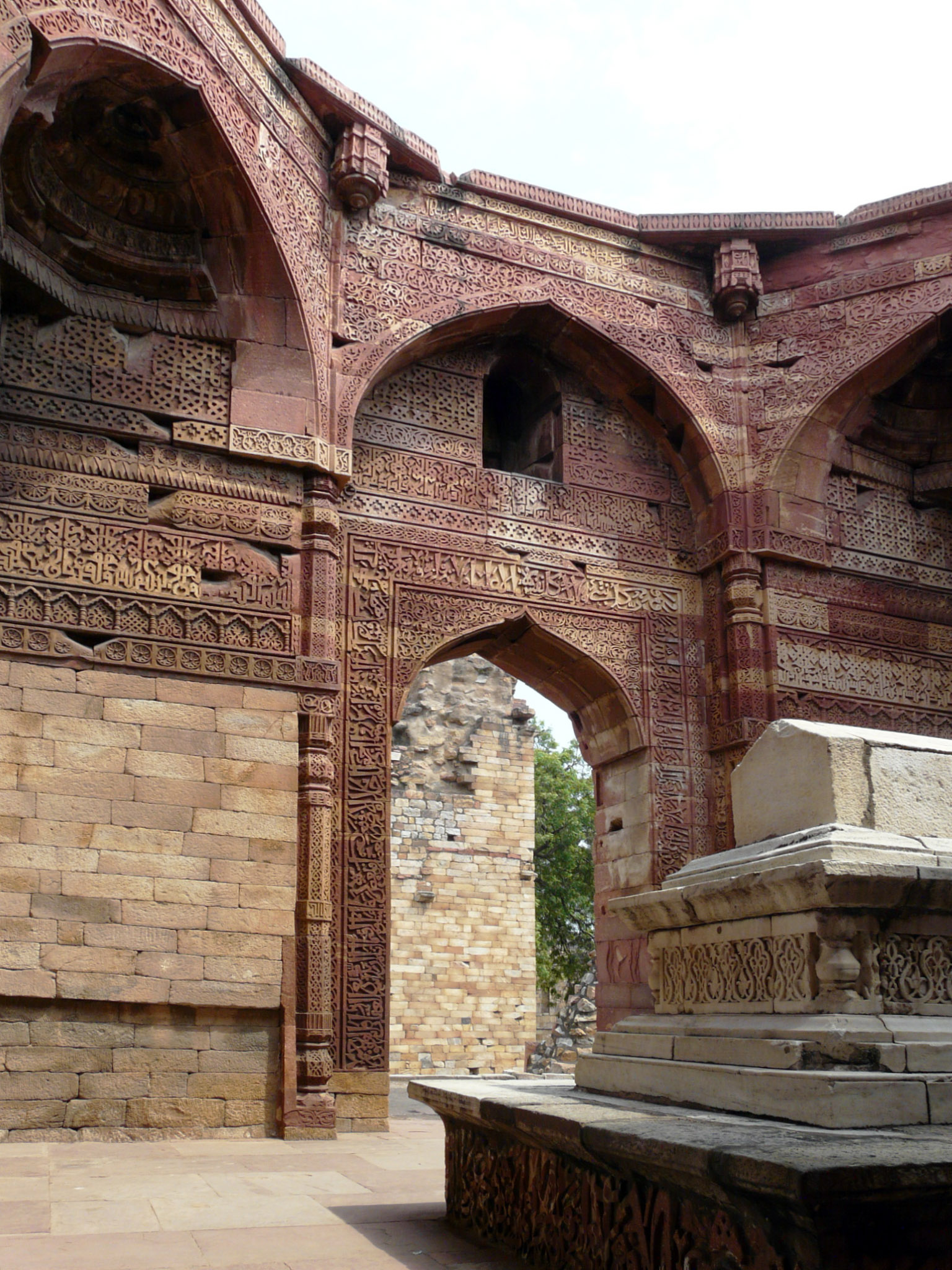 Tumba de Iltutmish, c. 1236, complejo arqueológico Qutb, Delhi (foto: Varun Shiv Kapur, CC BY 2.0)