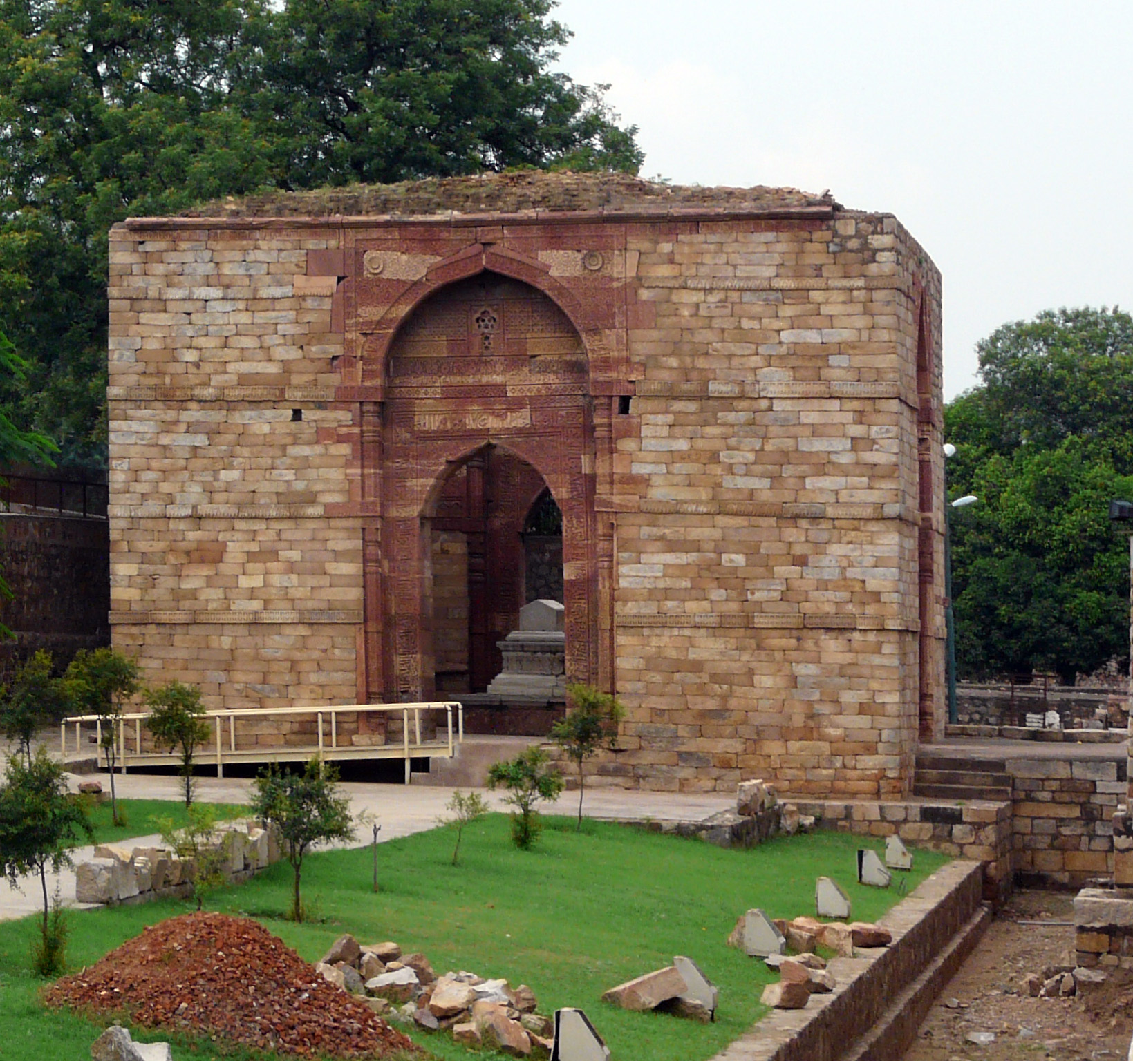 Exterior view of Iltutmish’s tomb, c. 1236, Qutb archaeological complex, Delhi (photo: Varun Shiv Kapur, CC BY 2.0)