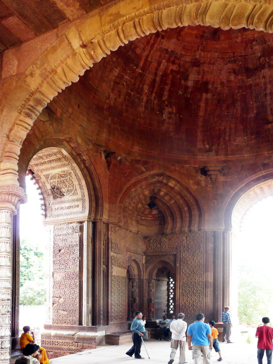 Interior of the Alai Darwaza showing part of the dome, horseshoe-arch doorways, and the squinch (in the ceiling corner, above the latticed window), c. 1311, Qutb archaeological complex, Delhi (photo: Varun Shiv Kapur, CC BY 2.0)