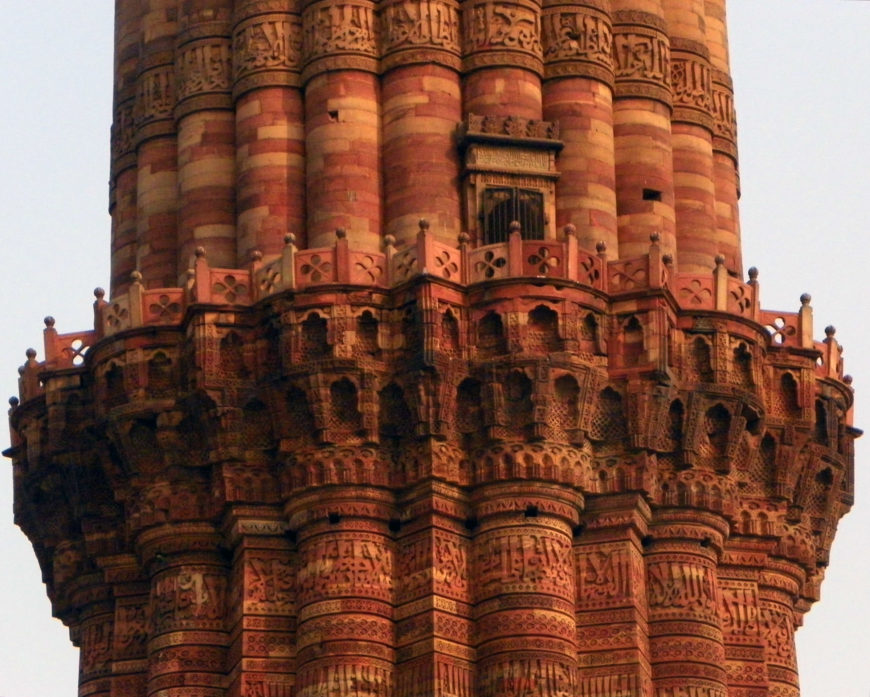 Detalle del Qutb Minar, iniciado c. 1192—3, complejo arqueológico Qutb, Delhi (foto: juggadery, CC BY-2.0)