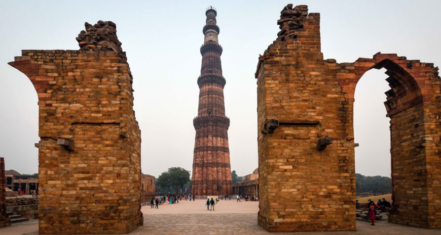 Qutb Minar, iniciado c. 1192—3, Complejo arqueológico Qutb, Delhi (foto: lensnmatter, CC BY-2.0)