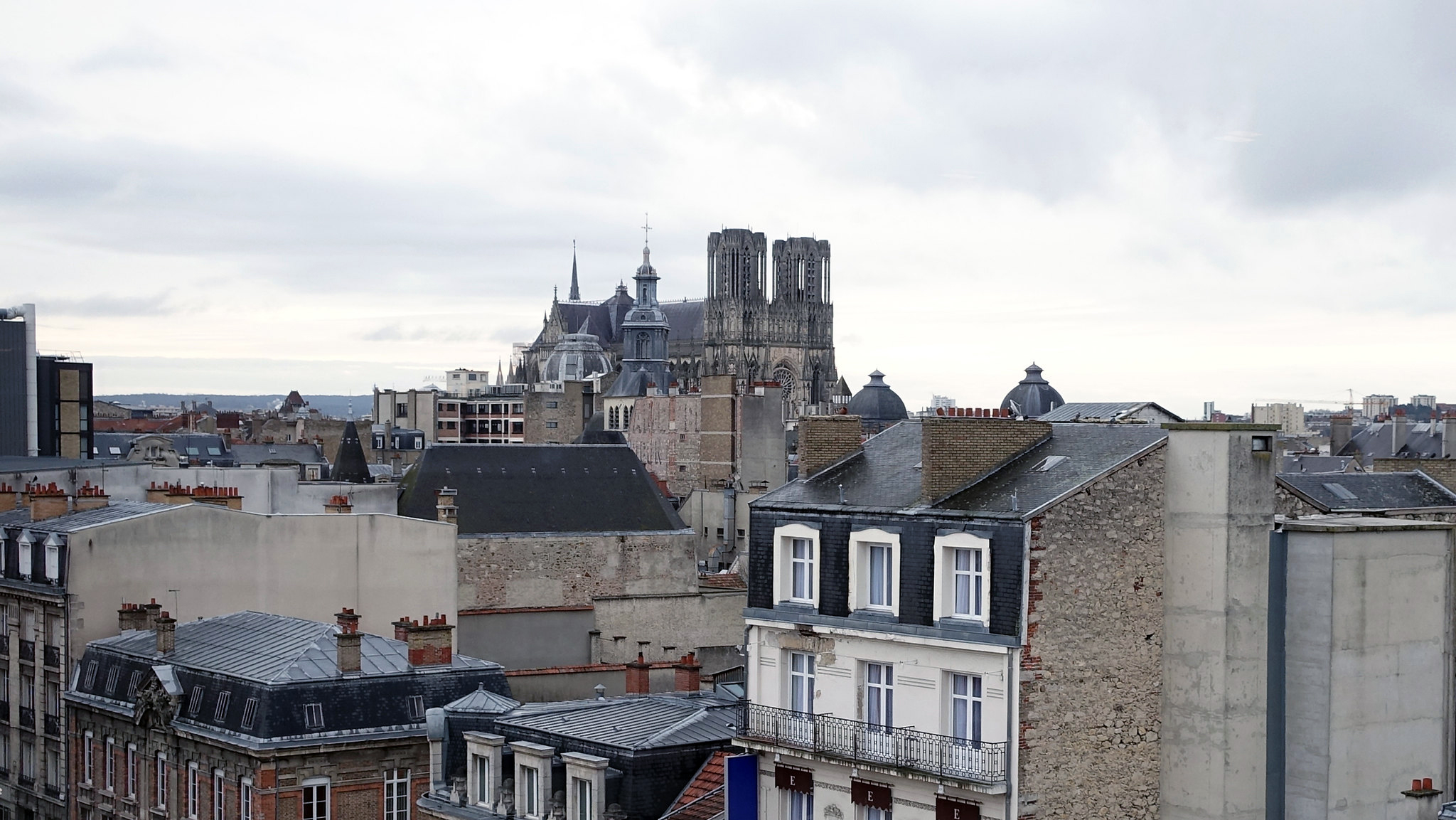 View of Reims cathedral over the rooftops of the city in 2014 (photo: Dr. Steven Zucker, CC BY-NC-SA 2.0)