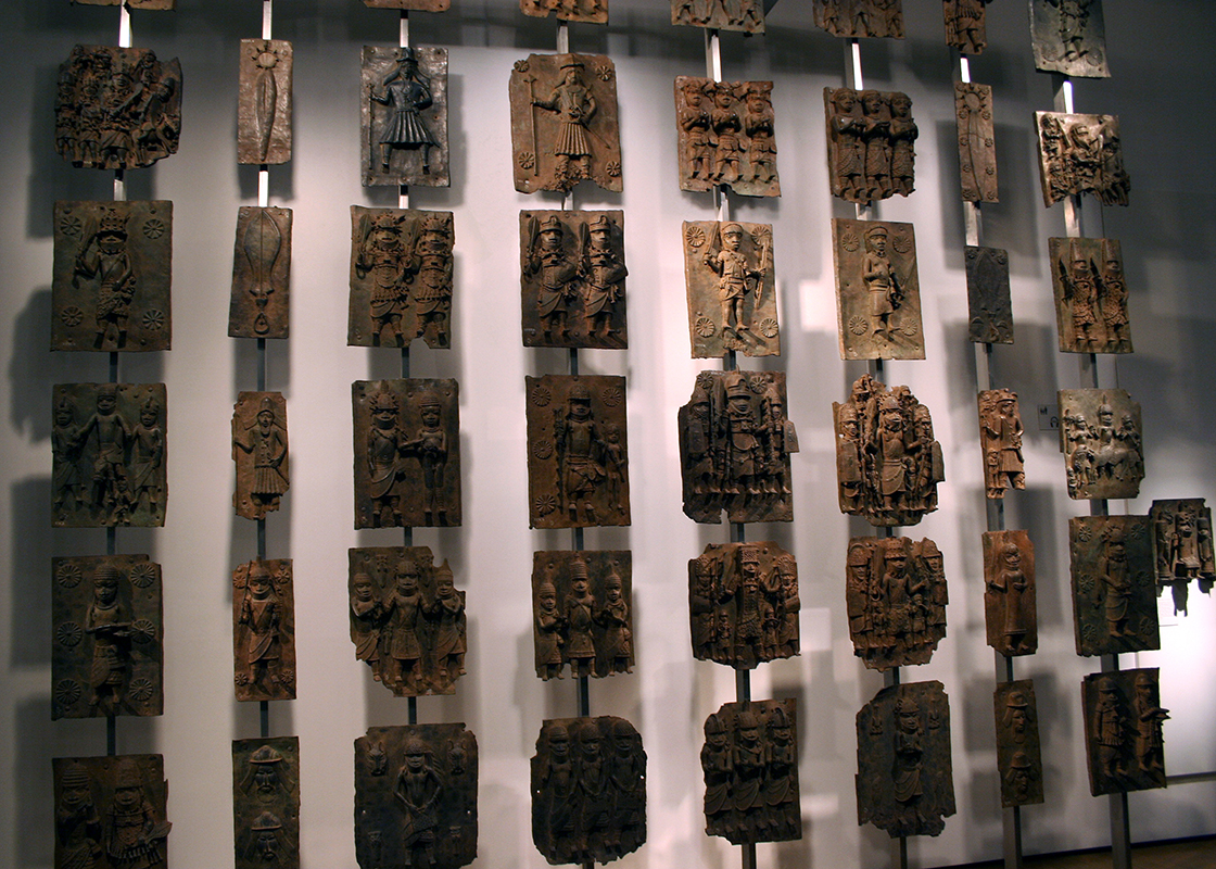 Placas de bronce de Benín en el Museo Británico, muchas retiradas de la ciudad de Benin durante la Expedición Punitiva de 1897 (foto: adunt, CC BY-NC 2.0)