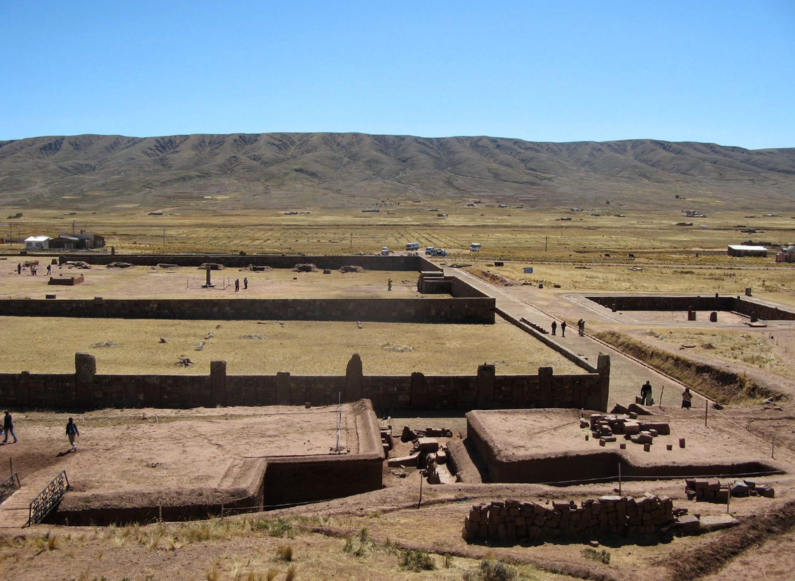 View of Tiwanaku with the Semi-subterranean Court to the right, Tiwanaku, Bolivia, 300–400 CE (photo: Fellipe Cicconi, CC BY-NC 2.0)