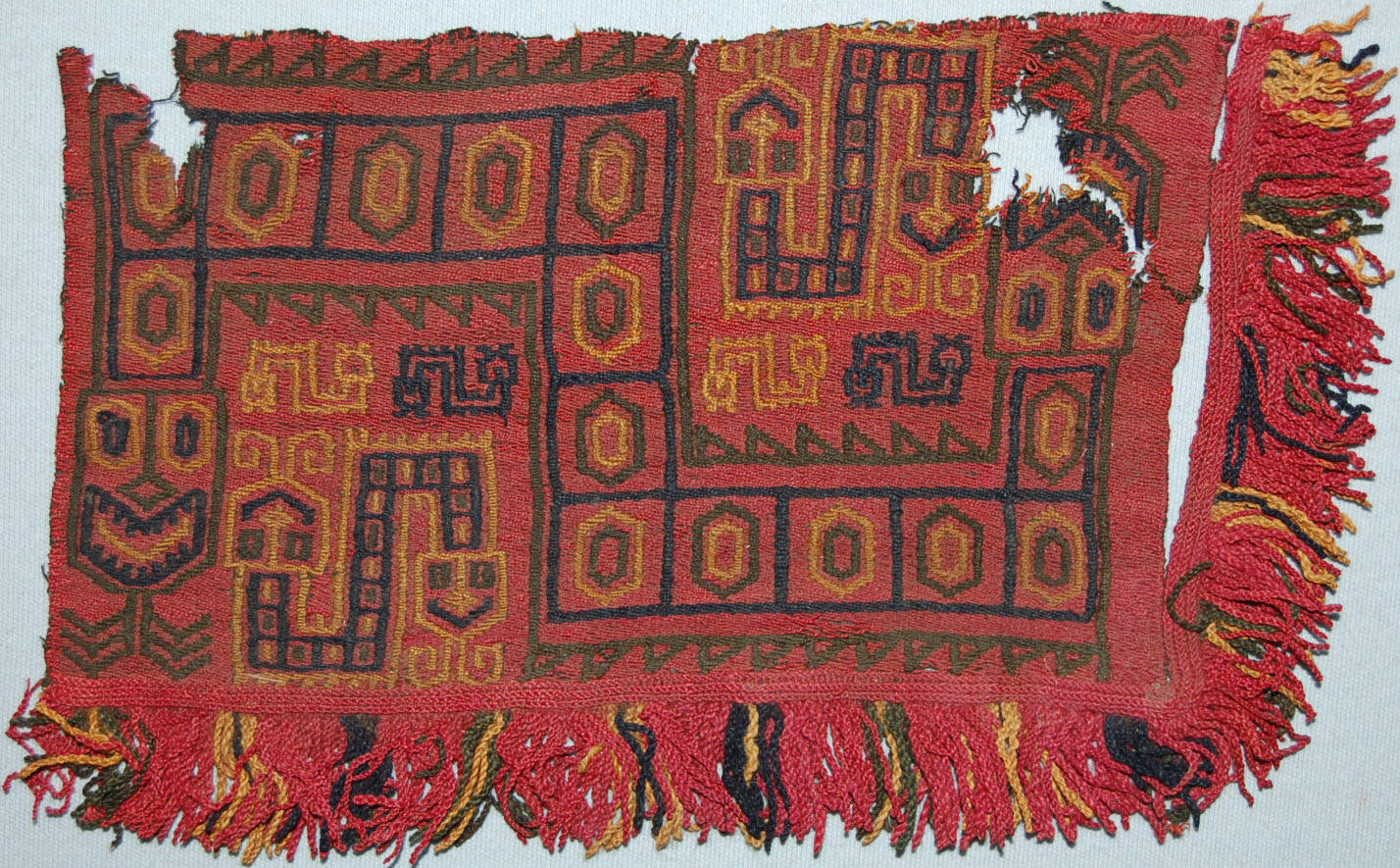 Paracas, detail of Linear Style embroidered mantle with serpentine Oculate Being, 1 - 500 C.E., cotton, camelid fiber, 11.5 x 19.5 cm excluding fringe (The British Museum, CC BY-NC-SA 4.0)