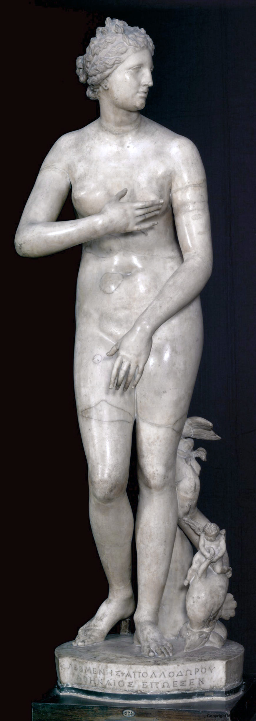 Medici Venus, mármol de finales del siglo II a principios del siglo I a.C.E., 153 cm (Copia helenística después de Afrodita de Cuchillos de Praxíteles, siglo IV a.C.E.; Galleria degli Uffizi, Florencia)