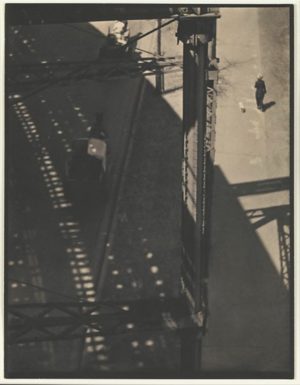 Paul Strand, From the El, 1915, platinum print, 33.6 x 25.9 cm ((The Metropolitan Museum of Art) © Aperture Foundation Inc., Paul Strand Archive.