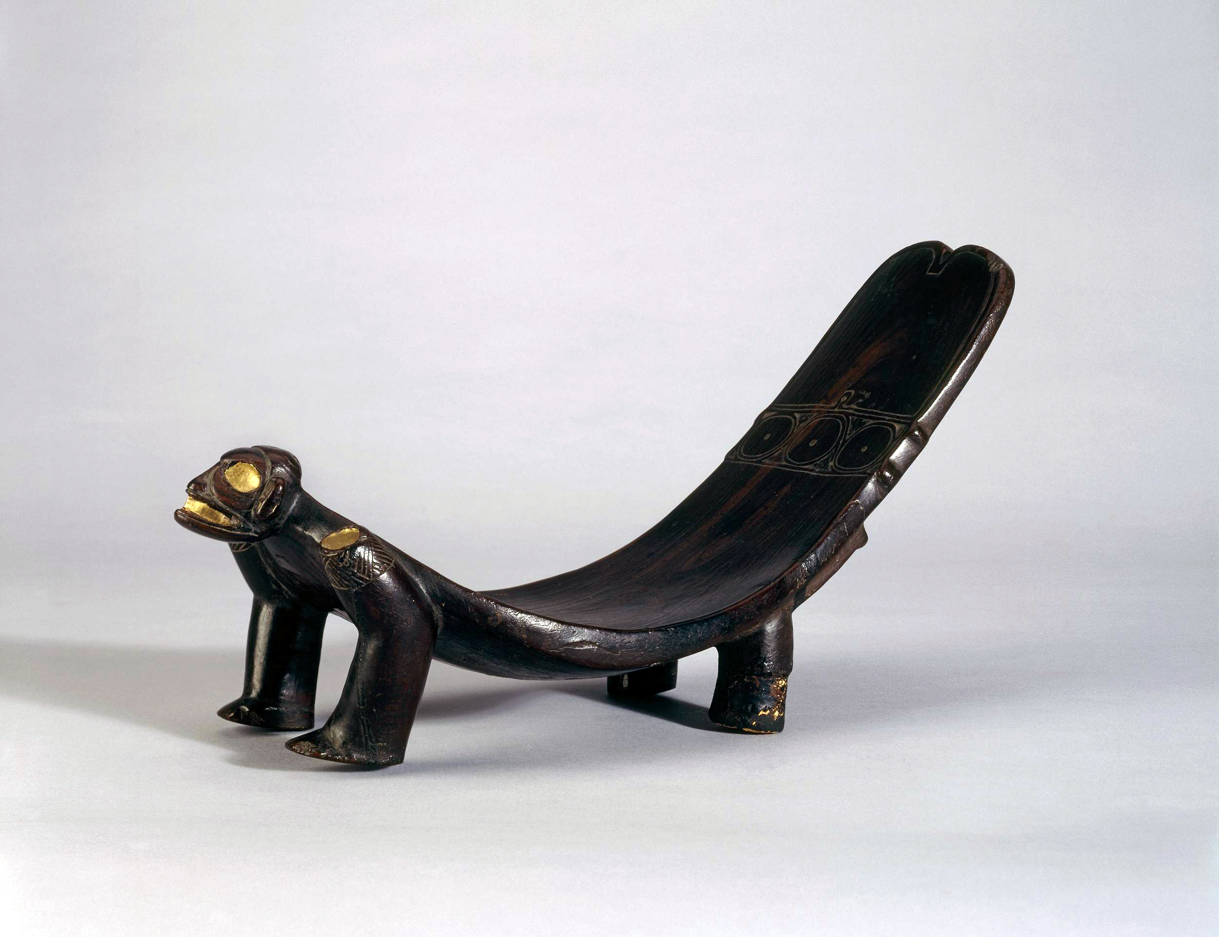 Taíno artist, Ritual seat (duho), 1292-1399, wood inlaid with gold, 22 x 44 x 16.5 cm (The British Museum)