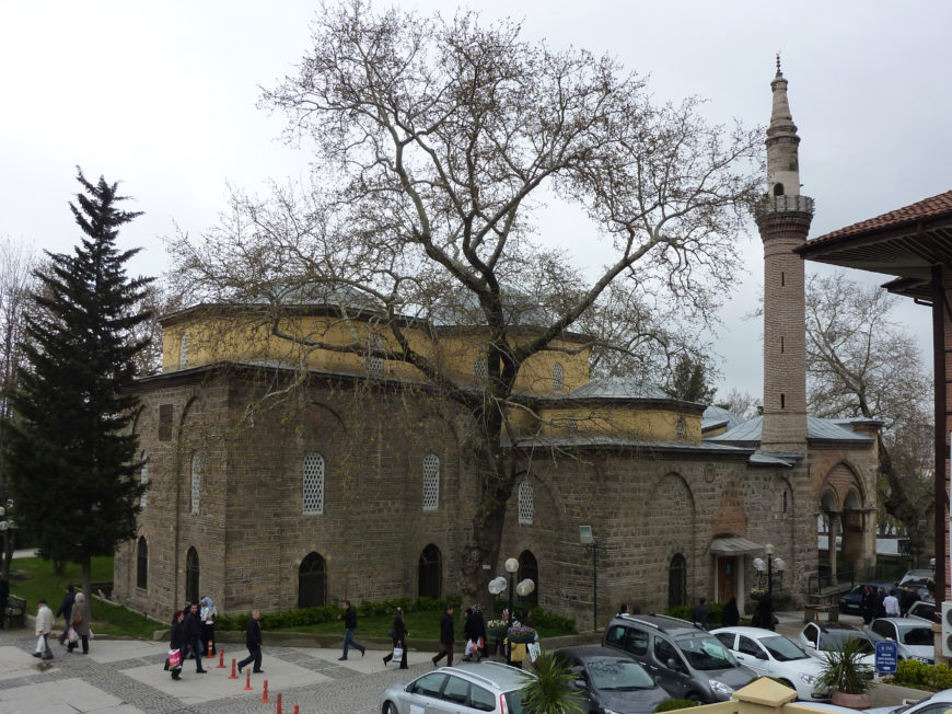 Orhan Mosque, late 1330s, Bursa (photo: <a class="nolightbox" href="https://commons.wikimedia.org/wiki/File:Bursa_Orhan_Gazi_Mosque.jpg" target="_blank" rel="noopener noreferrer">Adbar</a>, CC BY-SA 3.0)