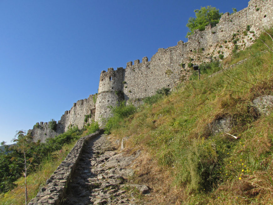 Frankish castle built by William II of Villehardouin, 1249, Mystras, Greece (photo: © <a href="https://flic.kr/p/2bpR6vK" target="_blank" rel="noopener noreferrer">The Byzantine Legacy</a>)