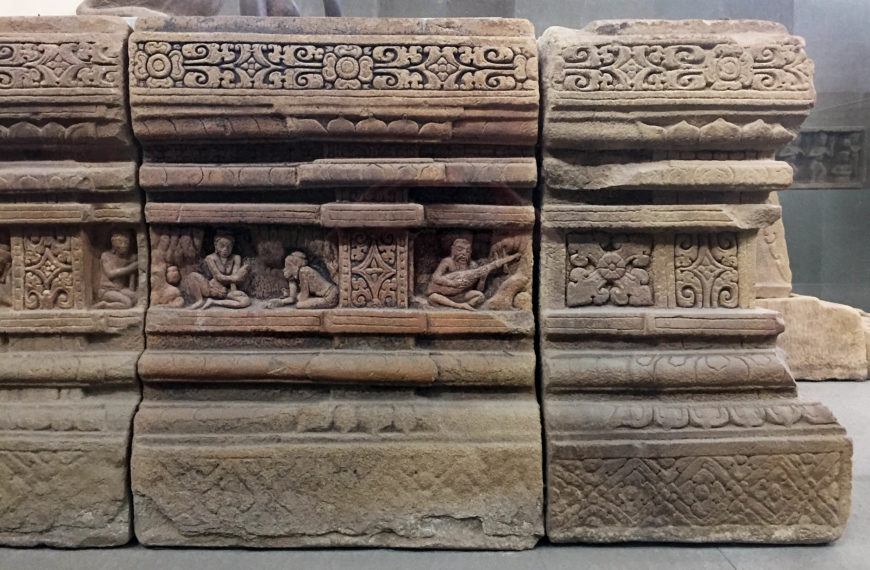 Brahmins, musicians, and worshippers on the side of the E1 altar-pedestal (detail), 7th-8th century, Mỹ Sơn E1, Vietnam (Đà Nẵng Museum of Cham Sculpture; photo: Mya Chau)