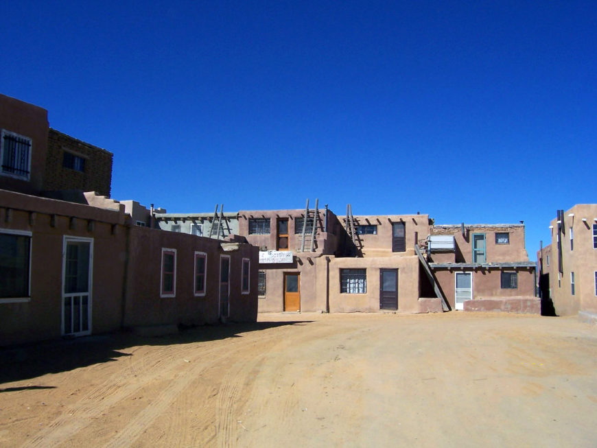 Open-air plaza at Acoma Pueblo (photo: < a href="https://flic.kr/p/3vsN55">osseous<a/>, CC BY 2.0)