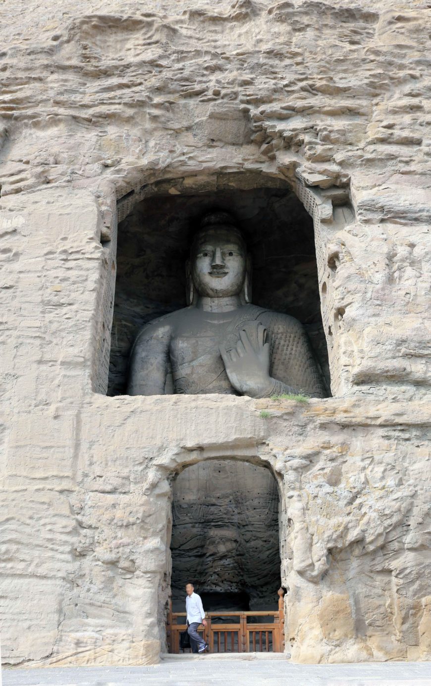 Buddha inside Cave 18, Yungang, Datong, China (photo: Zhangzhugang, CC BY-SA 3.0)