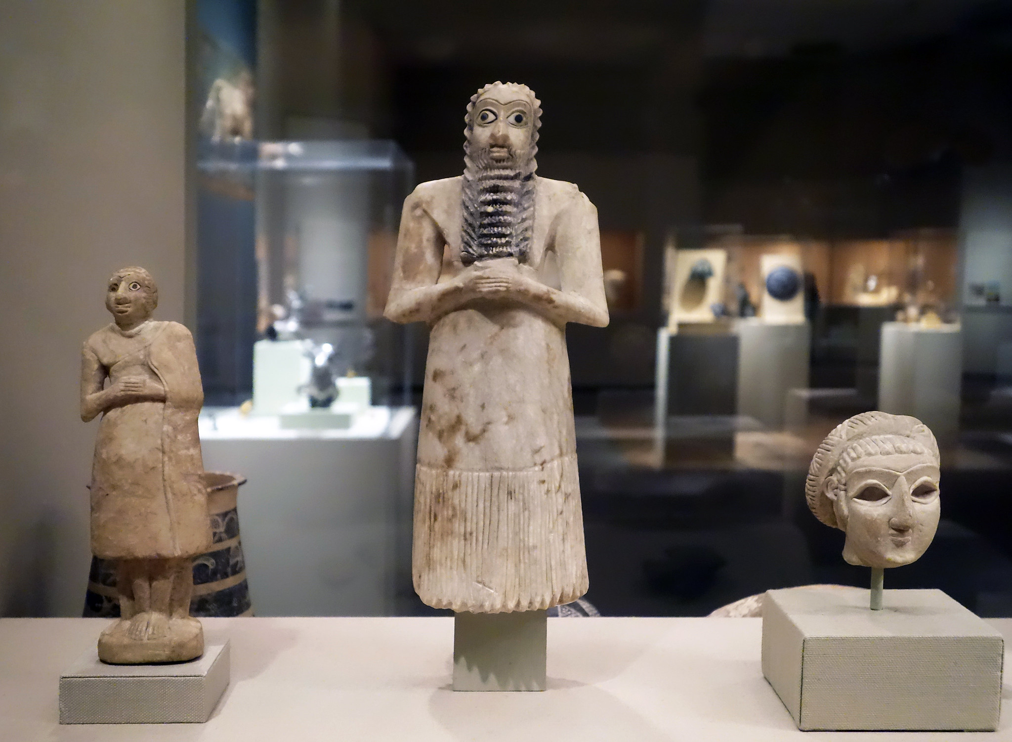 Standing male worshipper, 2750–2600 B.C.E., Early Dynastic period II (Sumerian), Excavated at Tell Asmar (ancient Eshnunna), Iraq, alabaster (gypsum), shell, black limestone; 11-5/8 inches (29.5 cm) high (The Metropolitan Museum of Art)
