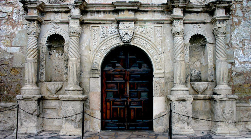 Lower half of the entry, Mission San Antonio de Valero (photo: Noconatom, CC BY-SA 4.0)