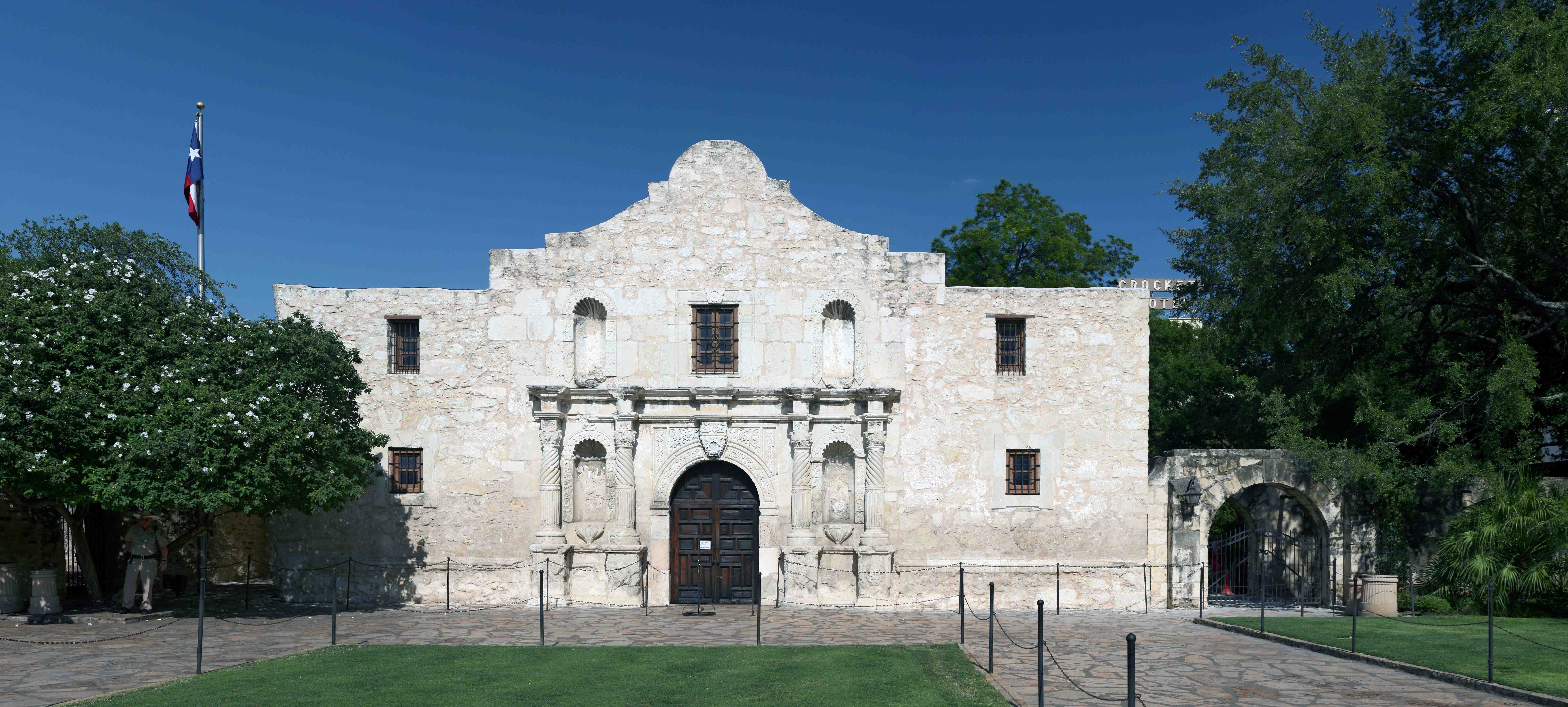 The Alamo, formerly part of Mission San Antonio de Valero, San Antonio, Texas (photo: Daniel Schwen, CC BY-SA 4.0)