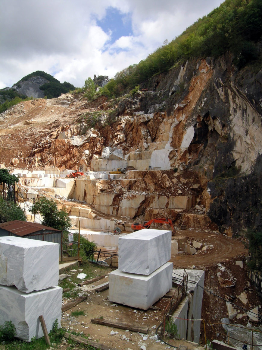 Marble quarry in the Apuan Alps, over the town of Carrara, Italy (photo by Michele Buzzi, CC BY 2.5)