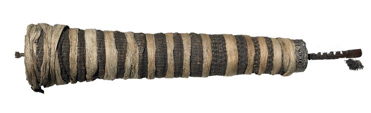 Staff-god, late 18th-early 19th century, wood, paper mulberry bark, feather, 396 cm, Rarotonga, Cook Islands © Trustees of the British Museum