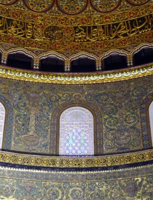 Interior view of the Dome of the Rock (Qubbat al-Sakhra), Umayyad, stone masonry, wooden roof, decorated with glazed ceramic tile, mosaics, and gilt aluminum and bronze dome, 691-92, with multiple renovations, patron the Caliph Abd al-Malik, Jerusalem (photo: Virtutepetens, CC BY-SA 4.0)