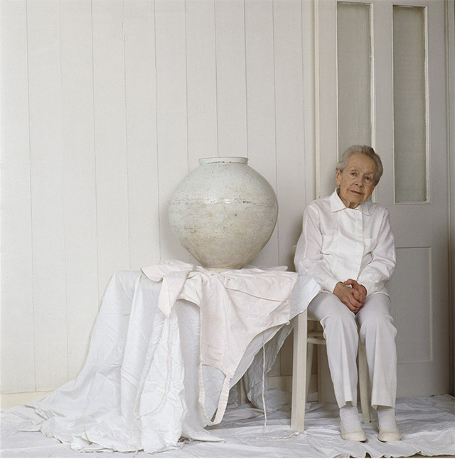 Dame Lucie Rie photographed in her London studio in 1989 by Lord Snowdon. Image credit via Instaram @ARMSTRONGJONES